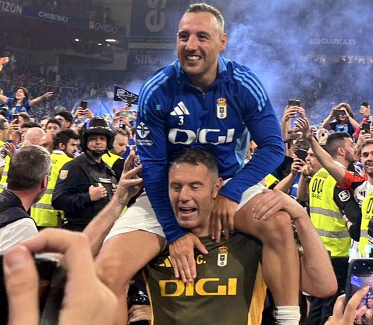 Cazorla a hombros de Cervero